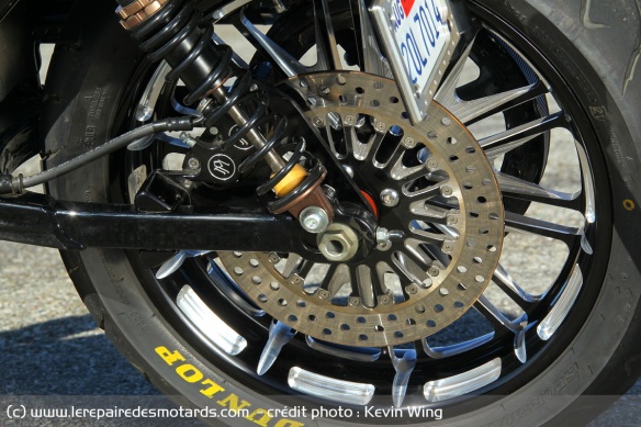 Les jantes PM Boss sont chaussées de pneus Dunlop Sportmax