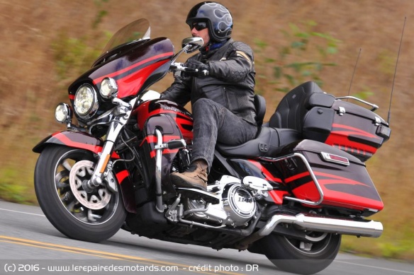 Harley-Davidson CVO Limited '114' sur route