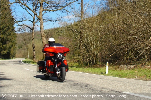 La CVO Street Glide 114 sur départementale
