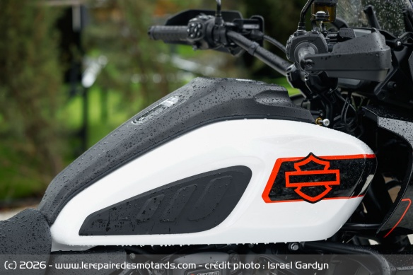 Le r&eacute;servoir est un peu large et &eacute;carte les jambes avec son dessin rectiligne