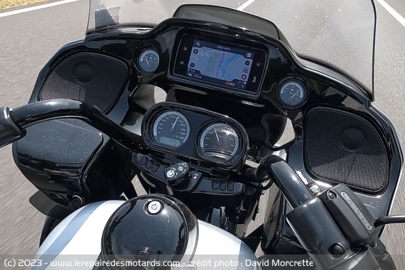 Tableau de bord avec Boom Box GTS et 4 baffles de 25 w chacune, GPS, Bluetooth