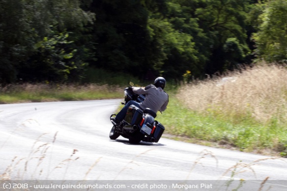 La Harley-Davidson Road Glide CVO 117 en courbe