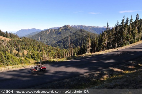 Harley-Davidson Road King '107' sur route US