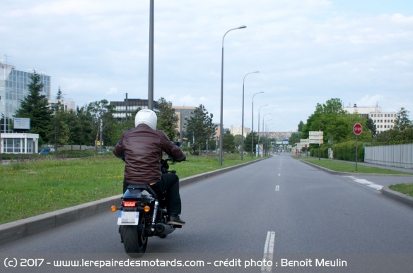 Côté cycle, la Street est bien équilibrée