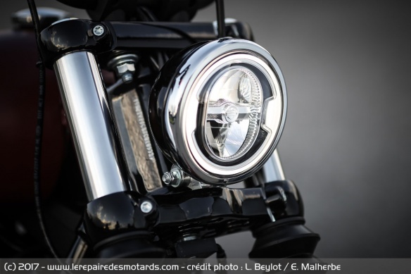 Comme les autres Softails, la Street Bob accueille un phare à LED
