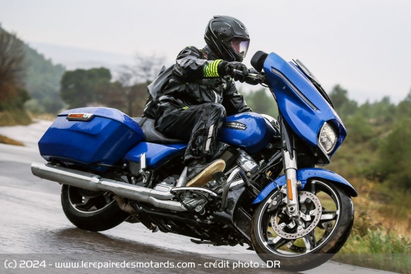 La Street Glide s'emmène sur les petites routes sans jamais avoir besoin de forcer