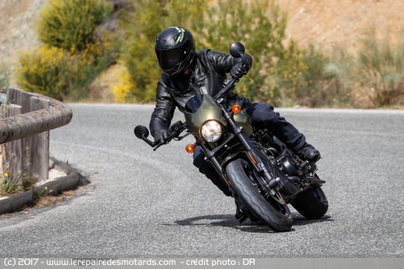 Harley-Davidson Street Rod dans les virolos
