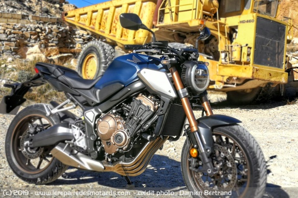 Honda CB650R en bleu