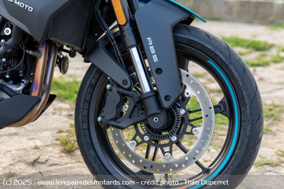 Le frein avant de la CFMOTO 450NK