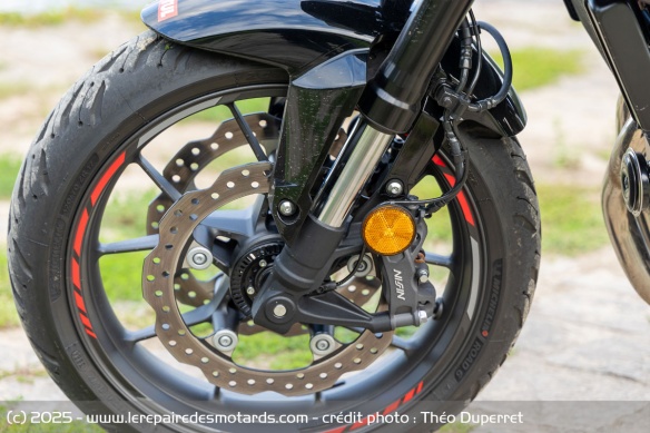 Le double frein avant de la Honda CB500 Hornet