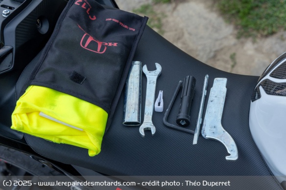 La selle de la Honda CB500 Hornet loge une sacoche d'outils