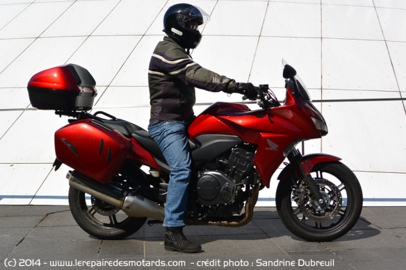 Les pieds à plat pour le pilote d'1,70m - Honda CBF 1000 F