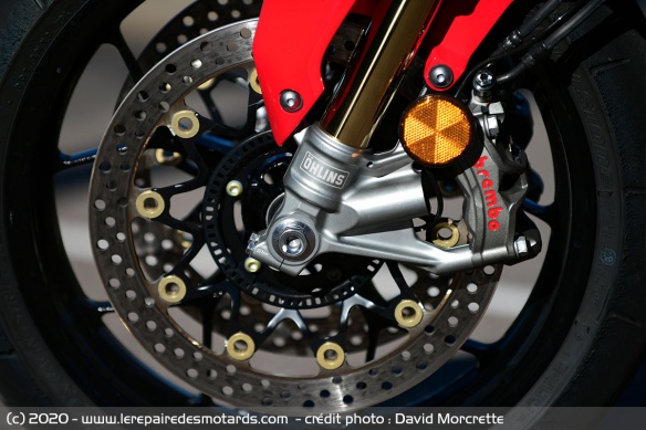 Double disque hydraulique ø 330 mm avec étriers radiaux 4 pistons Brembo, antiblocage ABS intégral