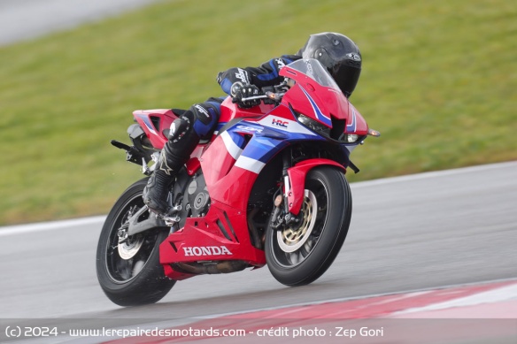 Assez rapide à prendre en main, la CBR offre vite du plaisir lors d'une session sur circuit Assez rapide à prendre en main, la CBR offre vite du plaisir lors d'une session sur circuit