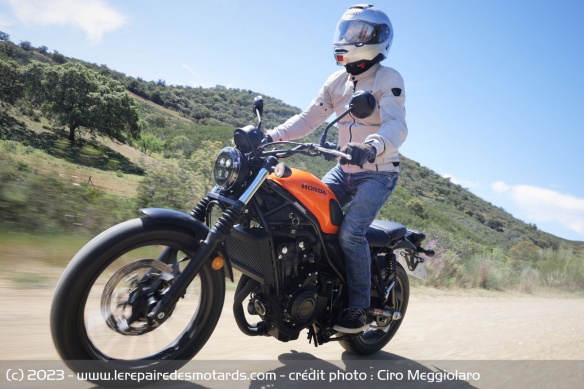 Facile en off-road avec son guidon relevé, sa roue de 19 pouce et les protections réservoir