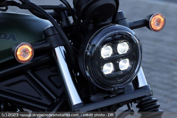 Phare à LED et clignotants assurant le rôle de feux de position