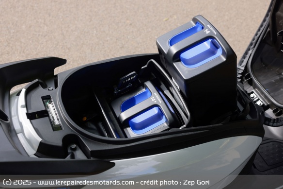 Les deux batteries amovibles assurent entre 50 et 60 km d'autonomie utile