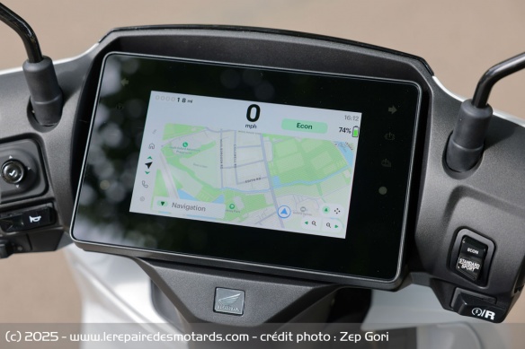 Le grand &eacute;cran TFT couleur de la version Connected
