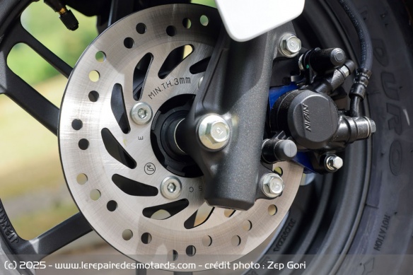 Si l'on trouve un disque de frein &agrave; l'avant, l'arri&egrave;re est confi&eacute; &agrave; un tambour