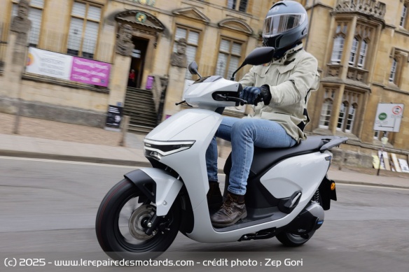 Le scooter dispose de plein de petites attentions qui facilitent son utilisation en milieu urbain