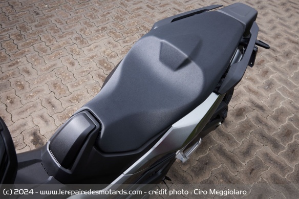 La selle biplace du Honda Forza 750