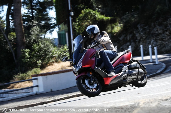 Le Honda Forza 125 en courbe