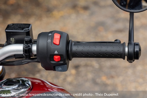 La Triumph est un peu mieux équipée avec un ride-by-wire et un contrôle de traction en supplément