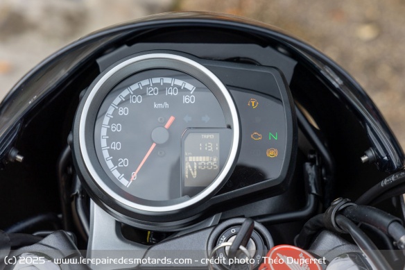 Le tableau de bord de la GB350S fait au plus simple