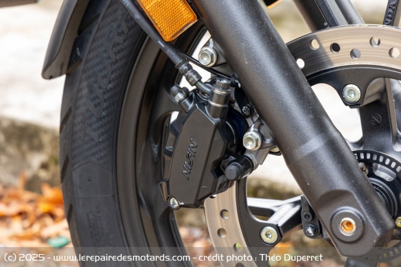 Avec son simple étrier axial à l'avant, la Honda manque un peu de force pour ralentir ses 178 kg