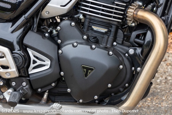 Presque deux fois plus puissant, le moteur Triumph est plus vif mais demande à monter dans les tours