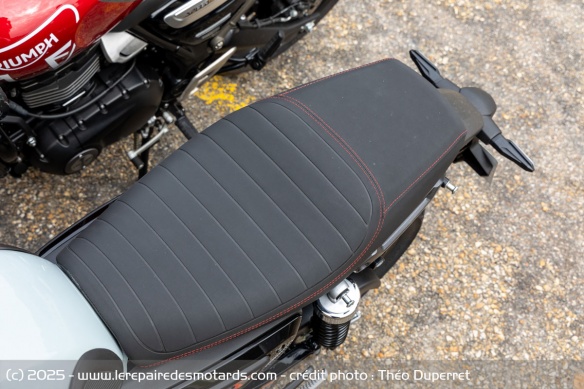 Épaisse, la selle de la Honda se révèle assez dure