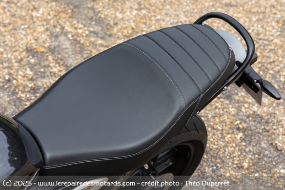 L'Ergonomie de la Triumph est plus sportive, mais l'assise plus moelleuse