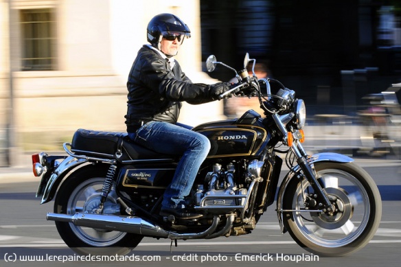 Honda GL 1000 GoldWing sur autoroute