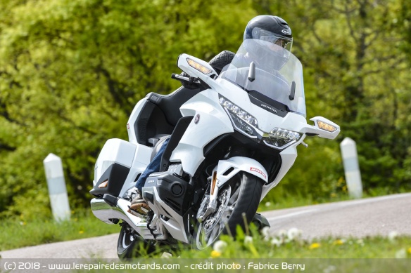 Honda Goldwing GL 1800 sur départementale