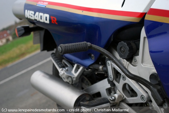 Le 3-cylindres se lance à l'aide du kick. En bonne Honda, la NS 400 R craque du premier coup même après 4 mois sans rouler.