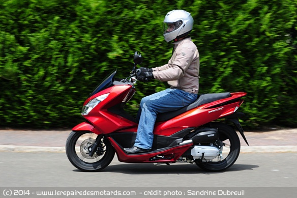 Honda PCX 125 sur autoroute