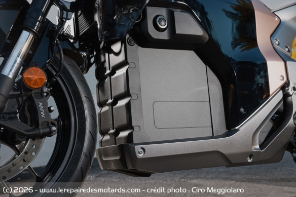 La batterie est utilis&eacute;e comme &eacute;l&eacute;ment structurel du ch&acirc;ssis