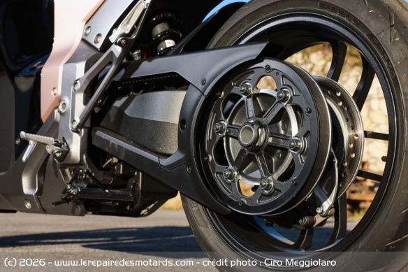 Le moteur est associ&eacute; &agrave; une transmission finale par courroie