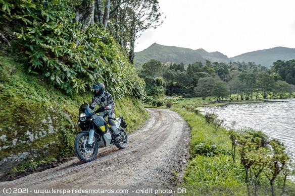 Une moto très à l'aise sur les chemins avec ses pneus d'origine