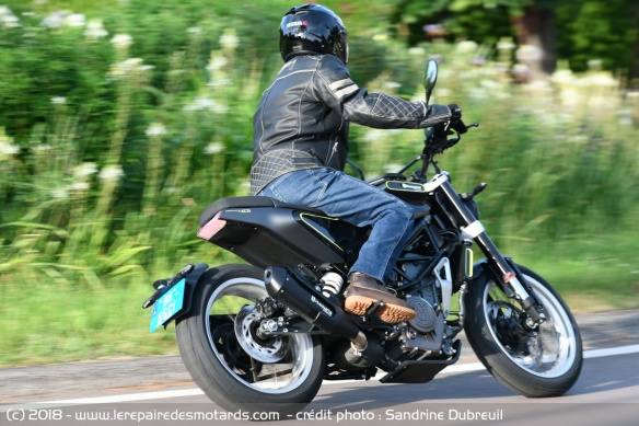 Maniabilité de l'Husqvarna Svartpilen 401 sur départementale