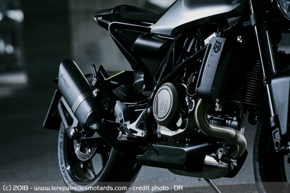 Le monocylindre est hérité de la KTM 690 Duke