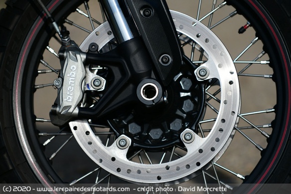 Disques de 320 mm, étriers monobloc Brembo 4 pistons à fixation radiale, ABS Bosch