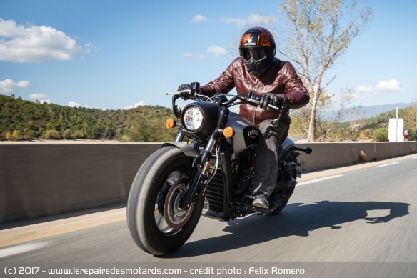 L'Indian Scout Bobber sur autoroute