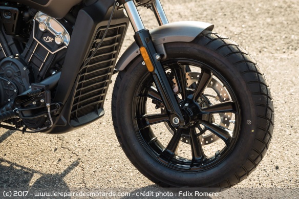 La Bobber arbore un épais pneu avant