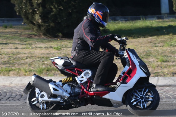 Le scooter tient les 110 km/h sans vibration excessive