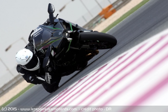 Kawasaki H2 en courbe