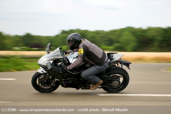 Kawasaki H2 en courbe