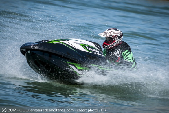 On débute à genoux avec le SX-R