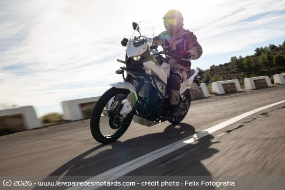 La KLE500 s'emmène intuitivement dans le trafic et bénéficie d'un excellent rayon de braquage