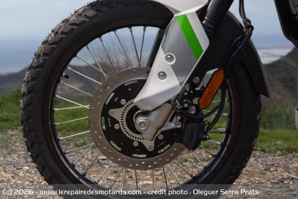 On retrouve à l'avant une roue de 21 pouces chaussée de pneus IRC